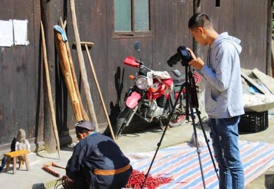 曹欢在拍摄农村题材的短视频。 本文图片 受访者供图